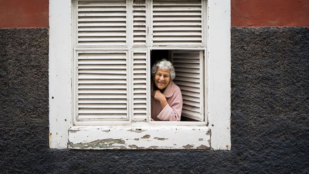 alte Frau am Fenster