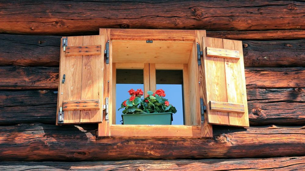 Fenster in Holzhaus