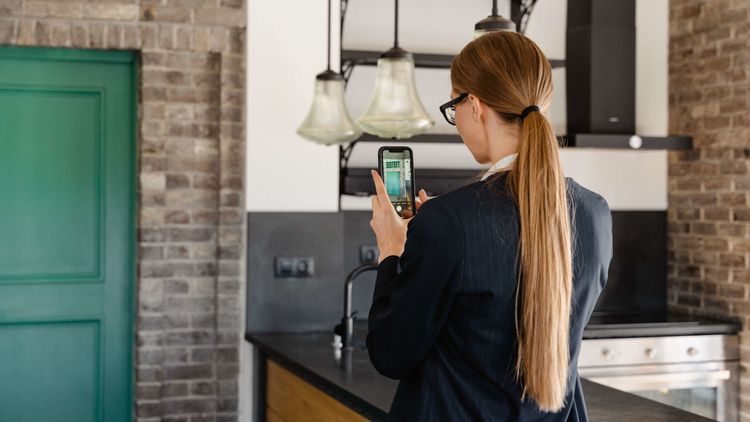 Maklerin fotografiert Wohnung