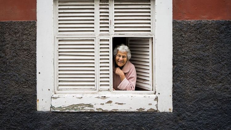 alte Frau am Fenster