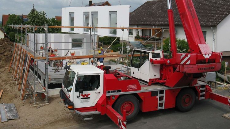 Fertighaus wird gebaut