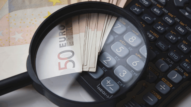 Taschenrechner, Geld und Lupe