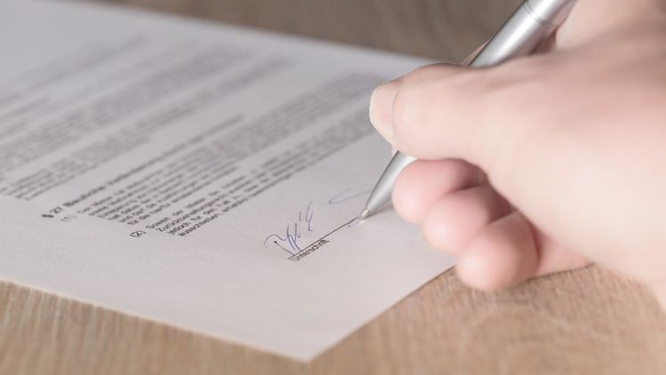 Unterschrift auf Dokument